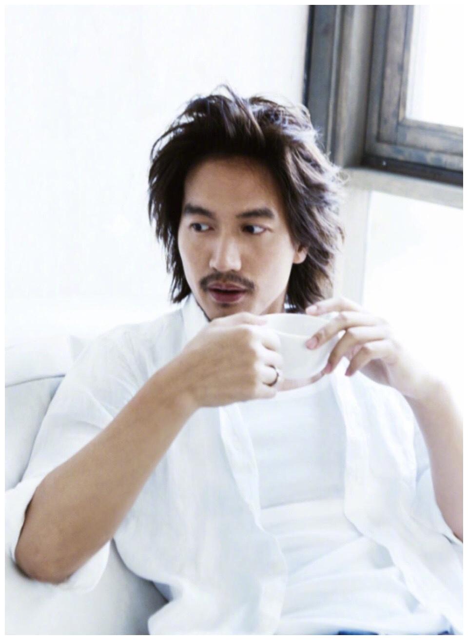 43岁言承旭胡茬满脸,与安以轩合影差十岁,穿黑棉服撞脸冯德伦|言承旭