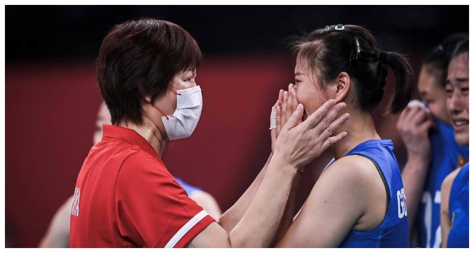 泪目！妈妈一年前去世，郎平宣布卸任后为母亲扫墓，感谢领导球迷休闲区蓝鸢梦想 - Www.slyday.coM