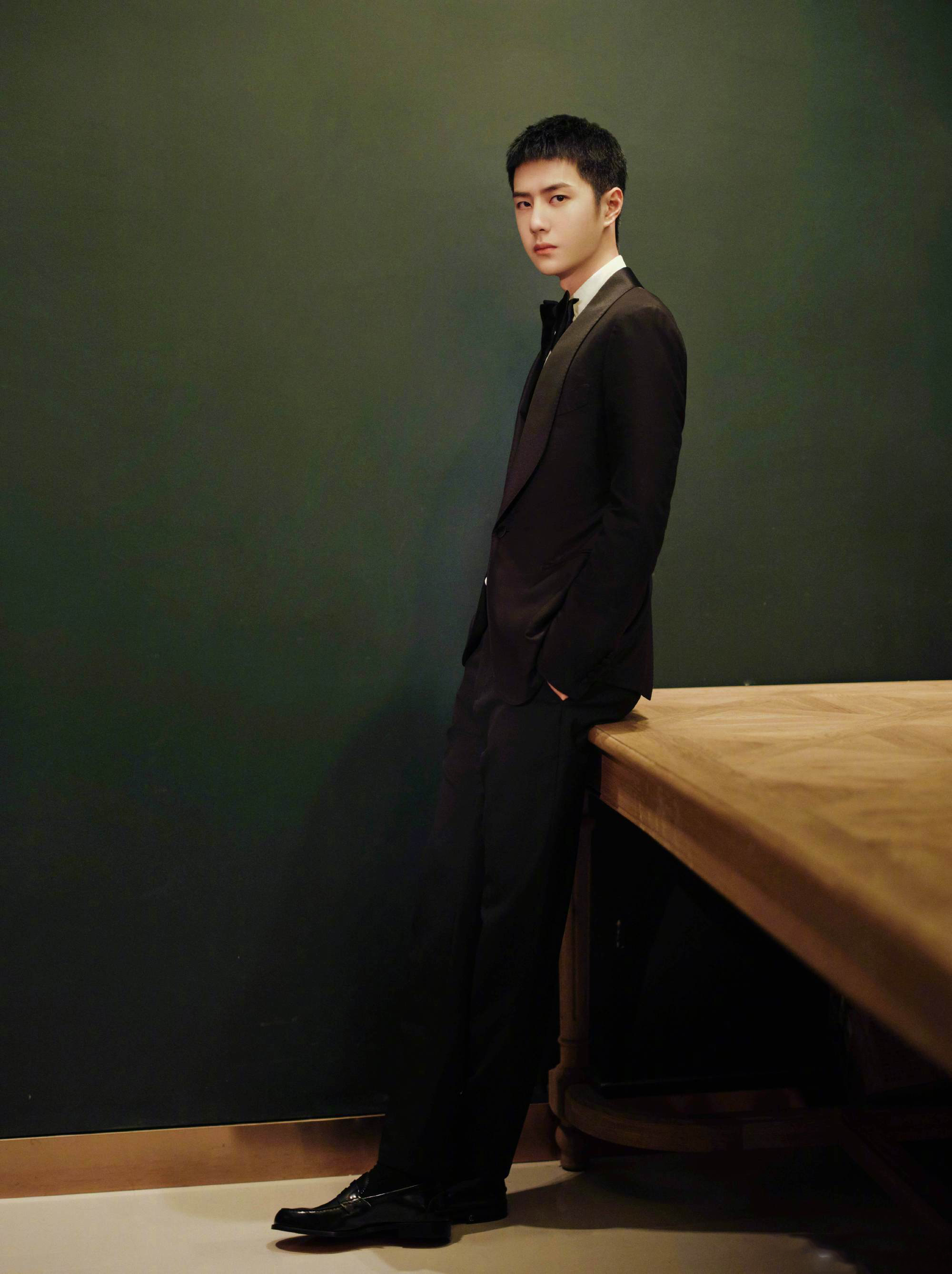 王一博最新活动造型释出,身穿白色衬衫,搭配黑色西装套装