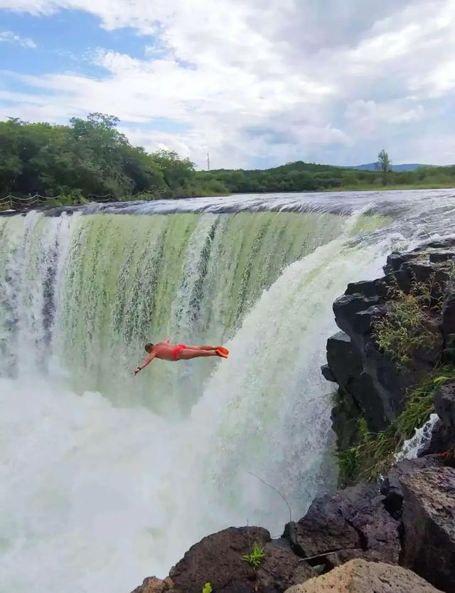 不要太震撼镜泊湖吊水楼瀑布三面环水的飞瀑让人惊叹不已