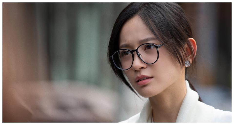 施诗在剧中饰演的丁放,优越感十足,她每次出场都会成为大家关注的焦点