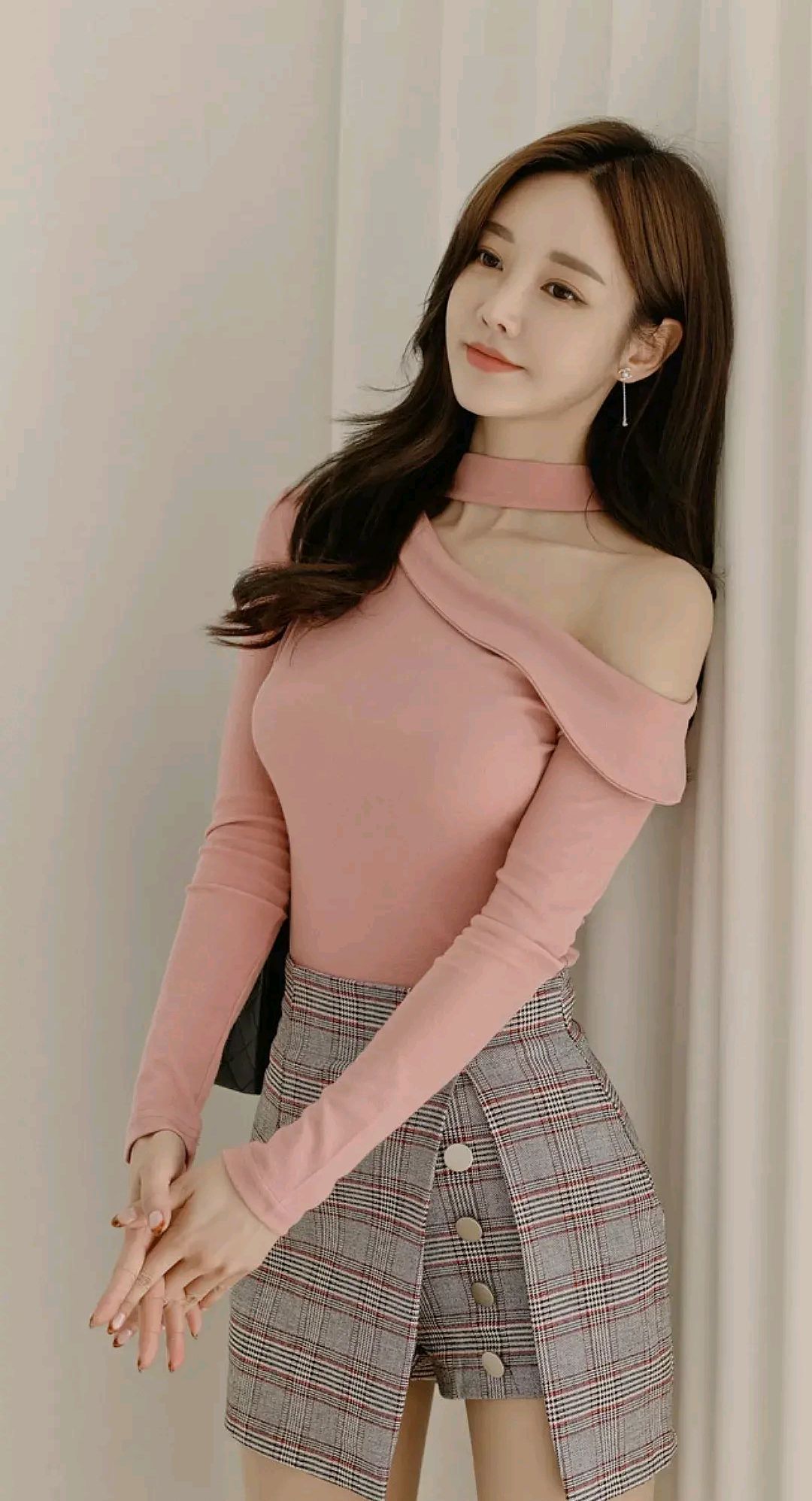 优雅女神孙允珠穿搭烟粉玫瑰斜肩挂领包臀裙最美是香肩