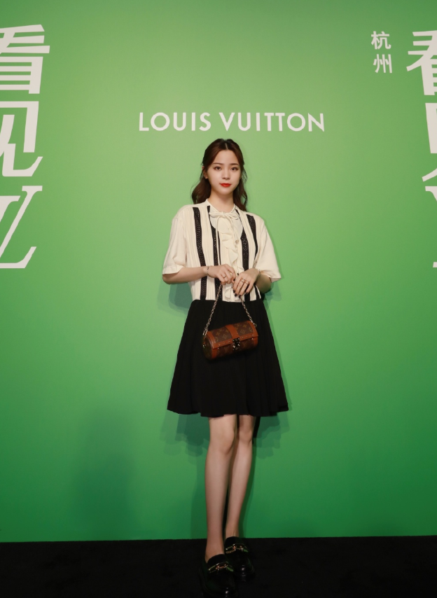 00后女星欧阳娜娜更被嘲,水蓝色大片释出,穿搭依旧是风向标