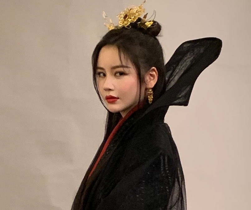 开直播回应选角争议,美颜滤镜开到墙变形|周芷若|邱意浓|倚天屠龙记