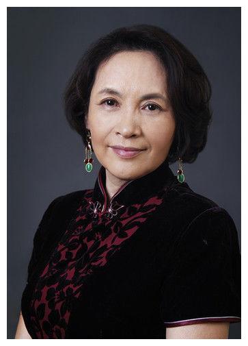 宋晓英近照,如今的宋晓英已经66岁了,她与丈夫的感情依旧如初