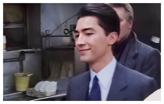 年轻时被误认为是外国人的"亚洲第一美男"尊龙有多帅__财经头条