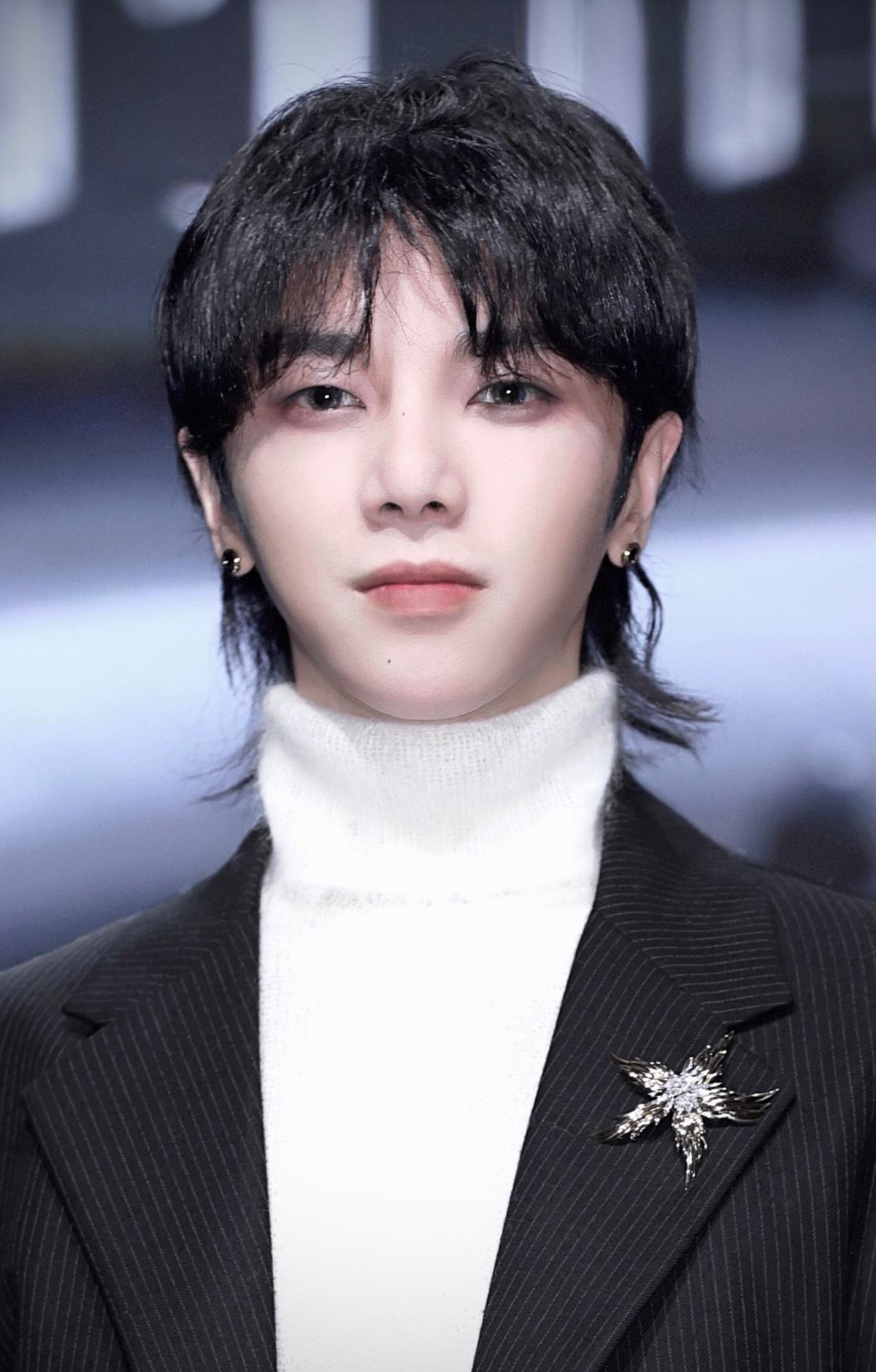 贵公子花花华晨宇扎小辫尽显俏皮优雅升级当爸少年感依旧