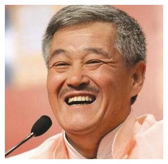 他和师父参加春晚，演出紧张到忘词，随口瞎编的几个字竟成了经典休闲区蓝鸢梦想 - Www.slyday.coM