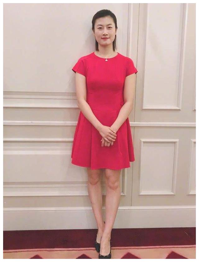 丁宁红色礼服照片,上围傲挺,女队身材最好队员,英气十足!