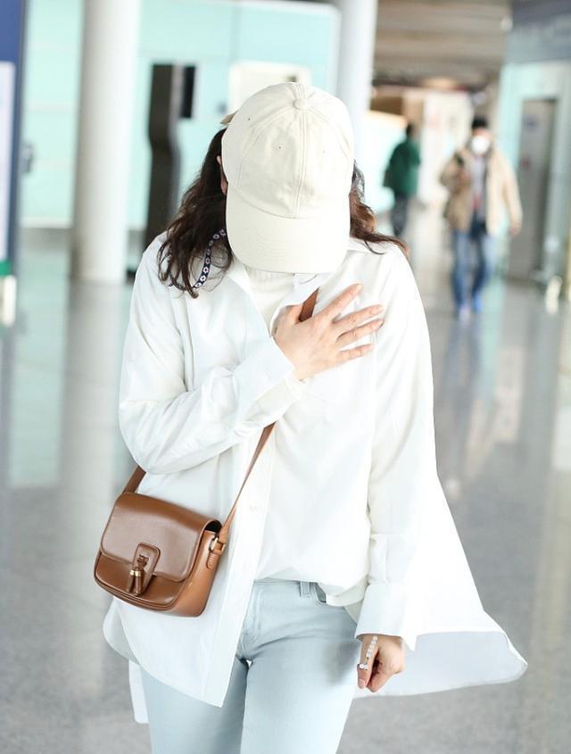 海清身穿浅色系走小清新风 看上去像个女大学生 真是越活越滋润 海清身穿浅色系走小清新风 看上去像个女大学生 真是越活越滋润