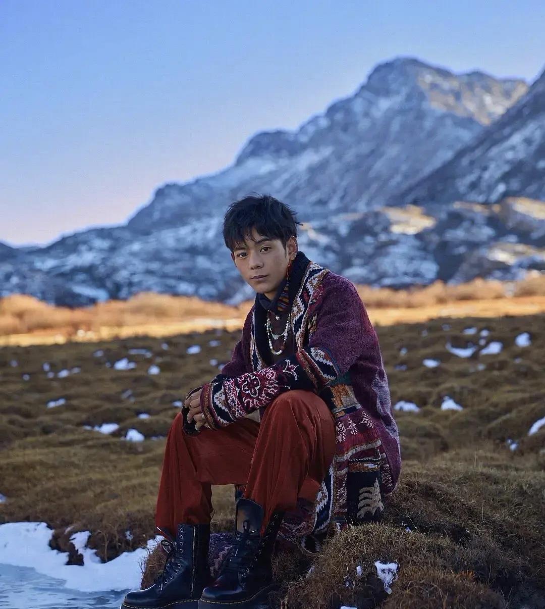 丁真首次登上时尚杂志,纯天然又英气的高颜值,难怪他会红