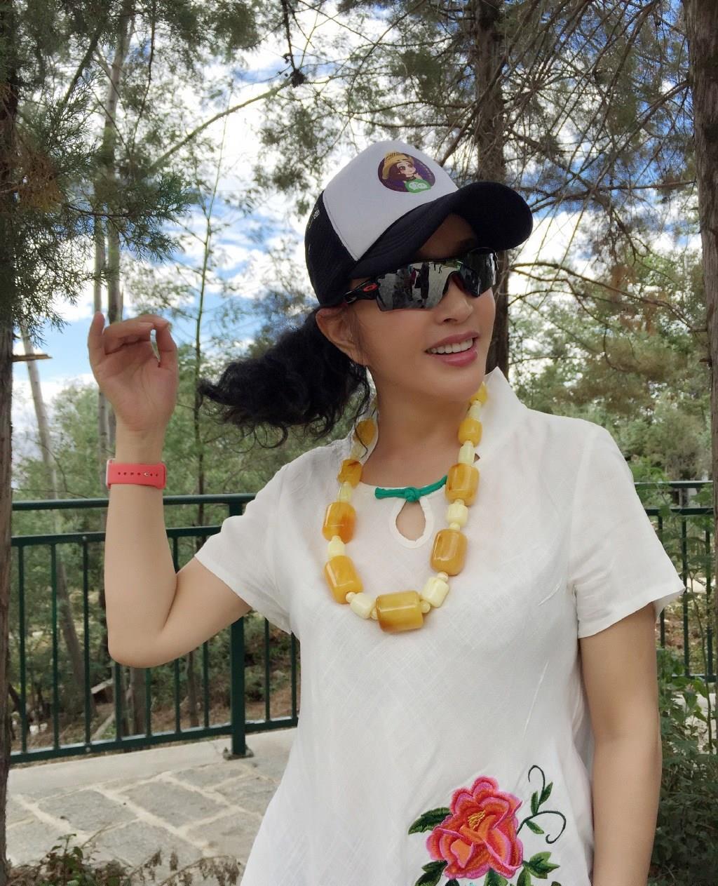 65岁刘晓庆回老家表情严肃感觉不耐烦众人欢呼簇拥引堵塞