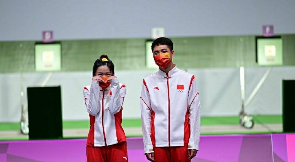 杨倩将奥运“原味”领奖服赠予母校！网友说：终是清华高攀了休闲区蓝鸢梦想 - Www.slyday.coM