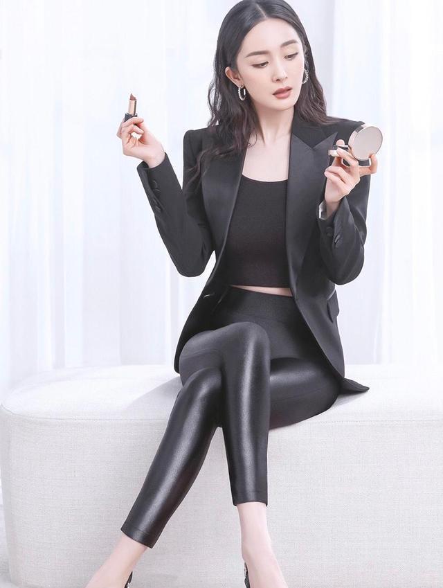 西装搭配皮裤杨幂秀出新高度魅力四射