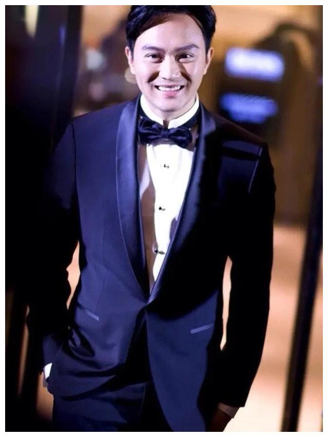 张智霖晒照自称流浪汉,但胡子拉碴加忧郁眼神,却十分帅气迷人