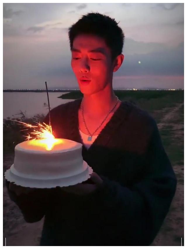 肖战生日吹蜡烛的样子曝光可爱帅气脸上还挂着蛋糕