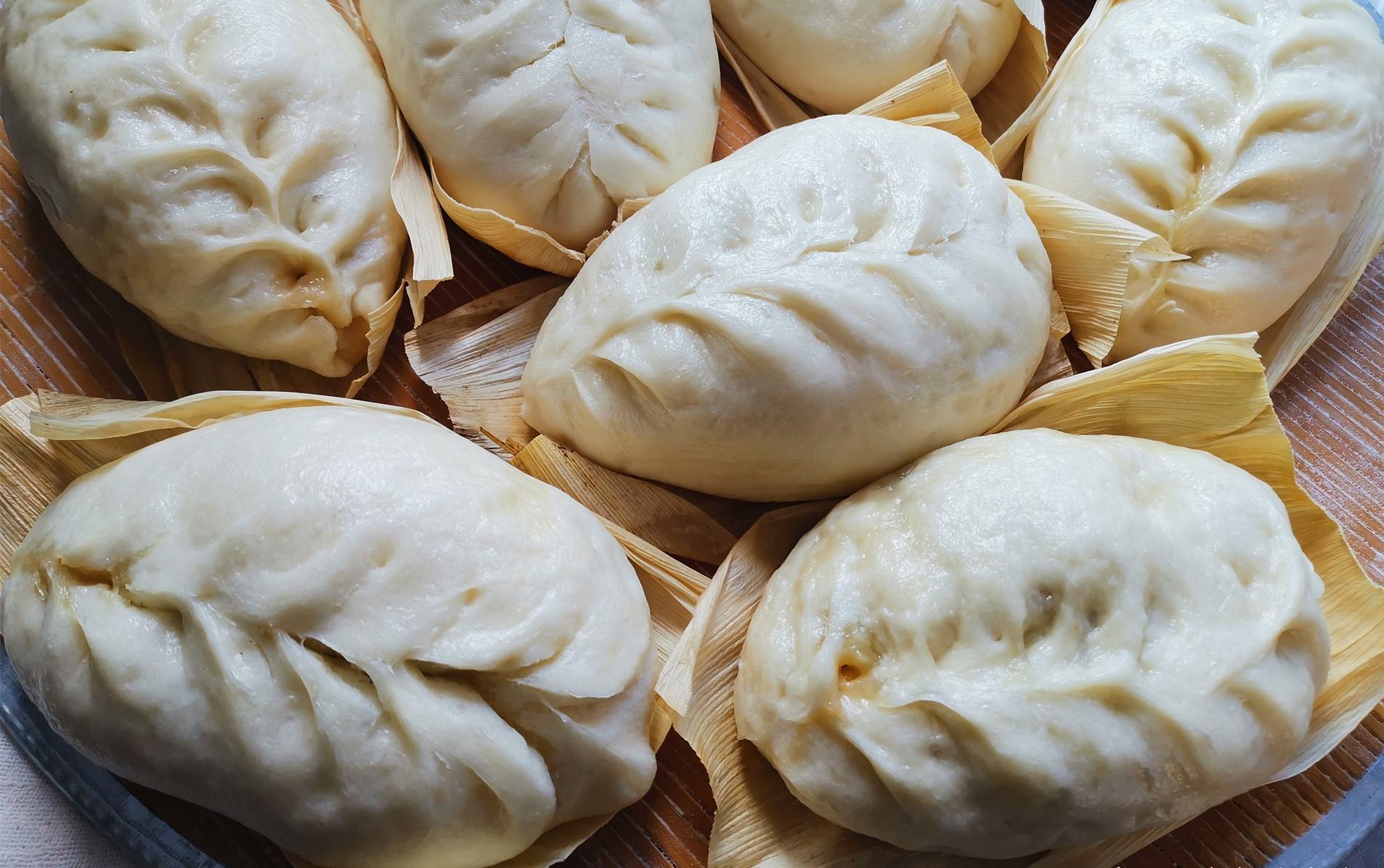 胶东家常美食用萝卜丝白菜丁和粉条一起做的包子