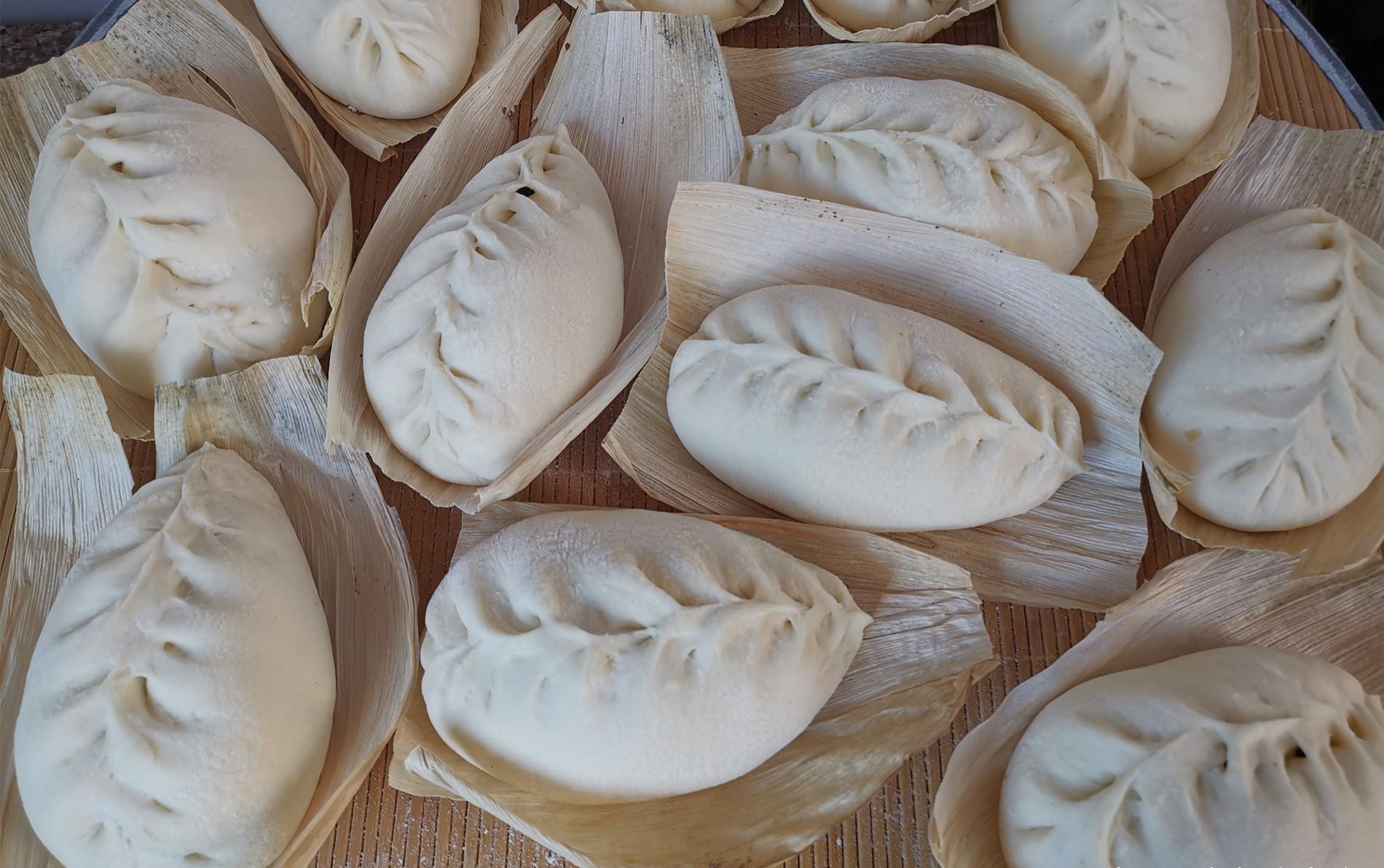 胶东家常美食用萝卜丝白菜丁和粉条一起做的包子