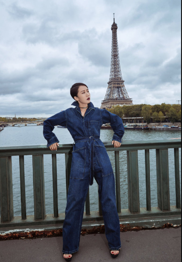 阔太李念穿西装配15cm高跟靴时髦又洋气