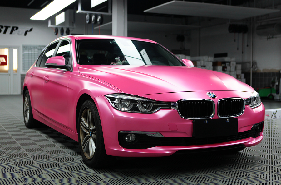 宝马3系改色电光粉她追求的就是与众不同