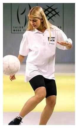 米兰妮·多明戈斯出生于1979年,她和罗纳尔多一样,也是一位巴西的足球