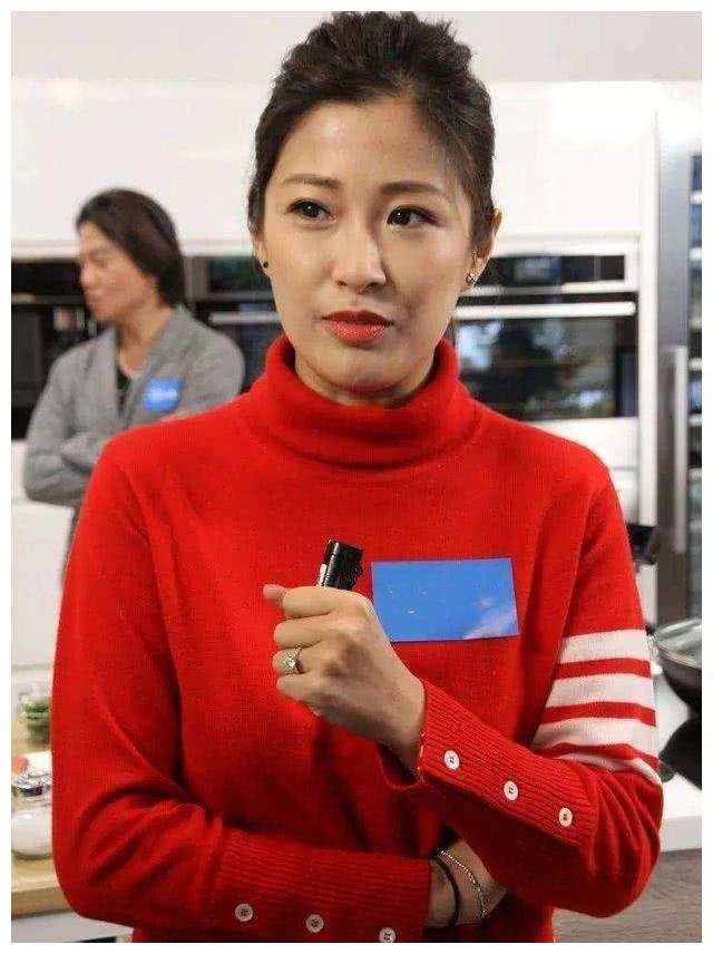 洪金宝36岁女儿至今未嫁,当网友看到照片后才明白,这谁敢娶?