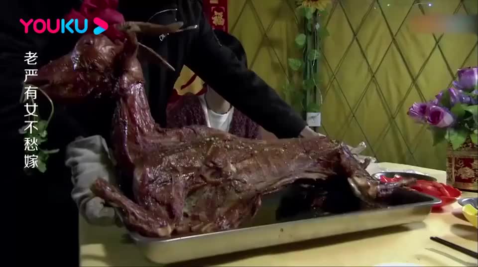 农村姑娘带相亲大叔去逛超市,结果给他戴了个"绿帽子,气坏了