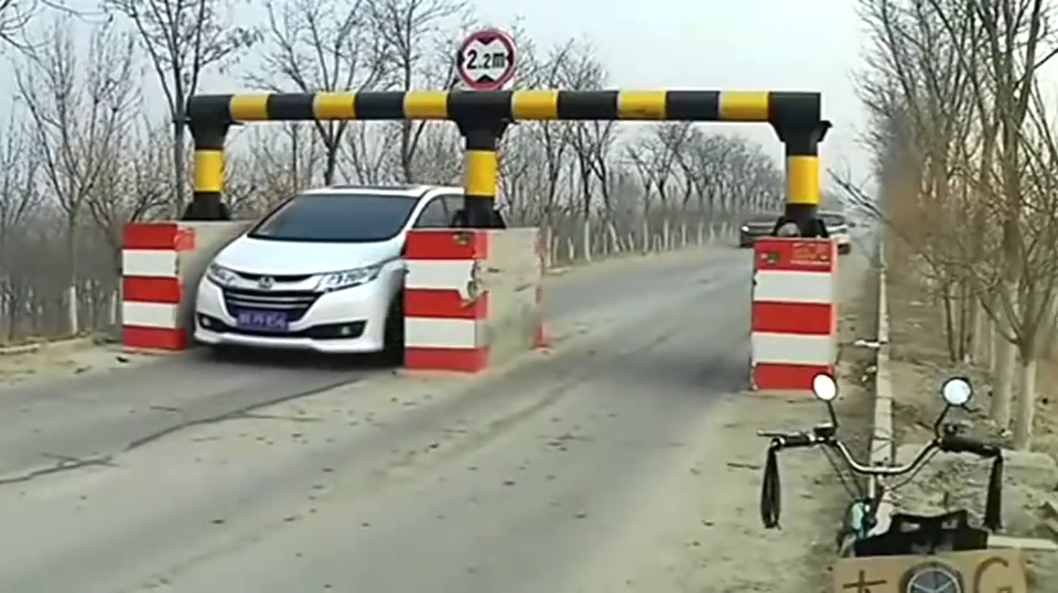 同样是过限宽墩,没想到王者这么多,宝马司机也太着急了