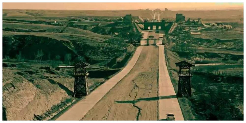 秦帝国在建立之后,秦始皇要求天下车同轨,书同文,之后为了应对北方的