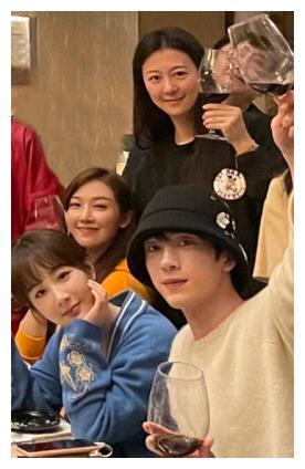 杨紫和井柏然一同参与剧组聚餐迎来了首次同框合照