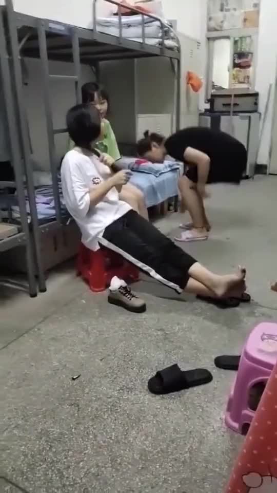 电子厂女生宿舍比男生宿舍干净不了多少