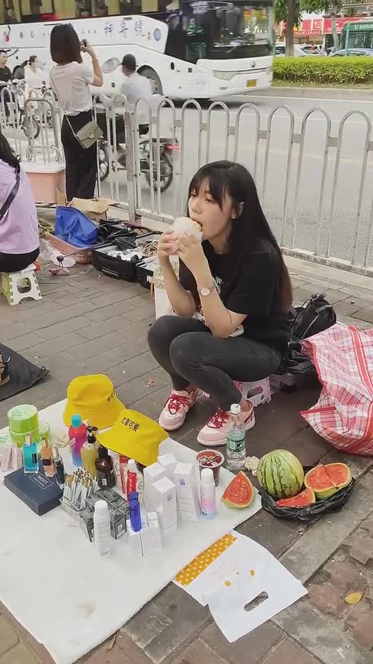 地摊经济来了美女现在都在摆摊了