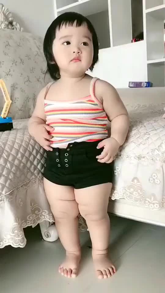 胖嘟嘟的小姑娘肉的真可爱