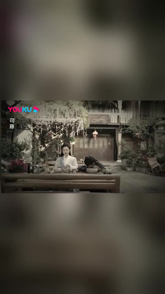 司藤:司藤看瓦房无聊,动动手指就变化出一个秋千自己玩去吧_手机新浪