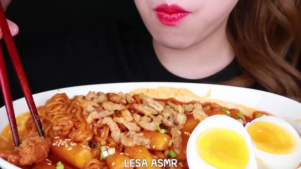 韩国asmr吃播:"辣炒年糕 香辣拉面 香酥炸虾",听这咀嚼