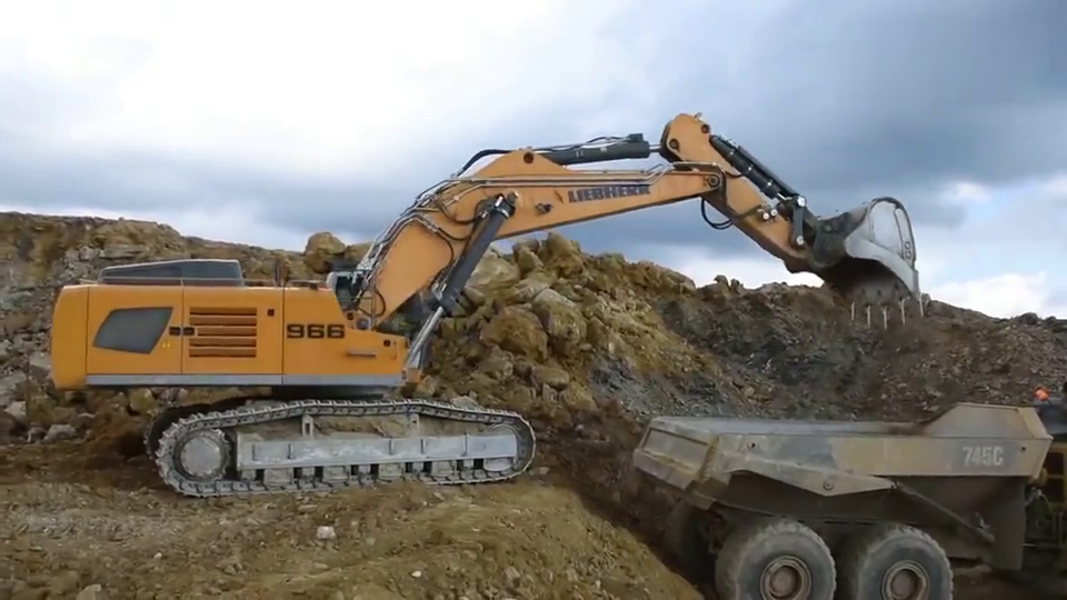 利勃海尔966挖掘机疑惑机械臂上为何会有这么多油管