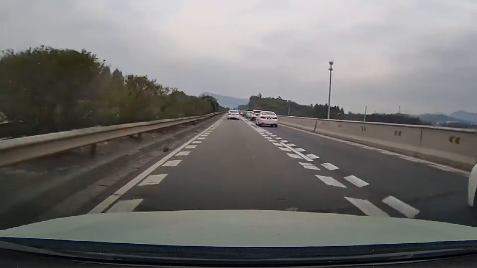行车记录仪实拍:高速开车 遇到 这种线,可以直接 变道