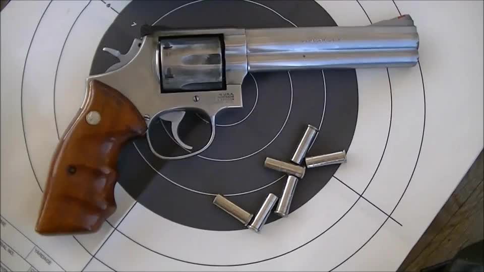 银色左轮手枪户外靶场射击测试,后坐力非常小,性能也可靠