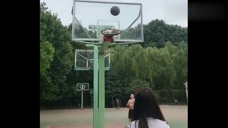 爱打篮球的小姐姐,这投篮技术还不错,颜值更是很惊艳!