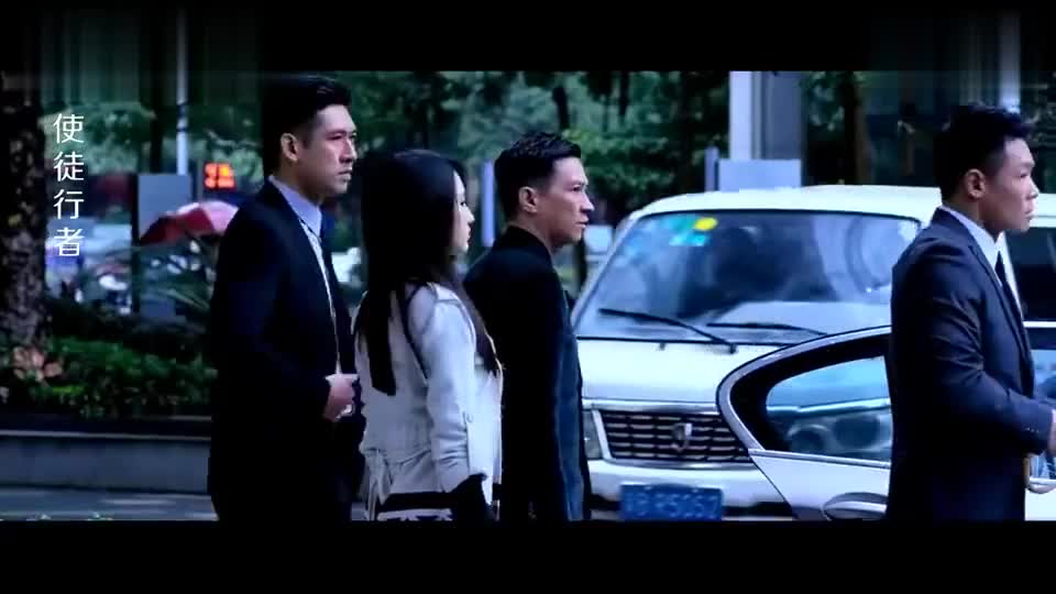 使徒行者:张家辉就是霸气,女保镖在和人打架,他站在一旁抽着烟