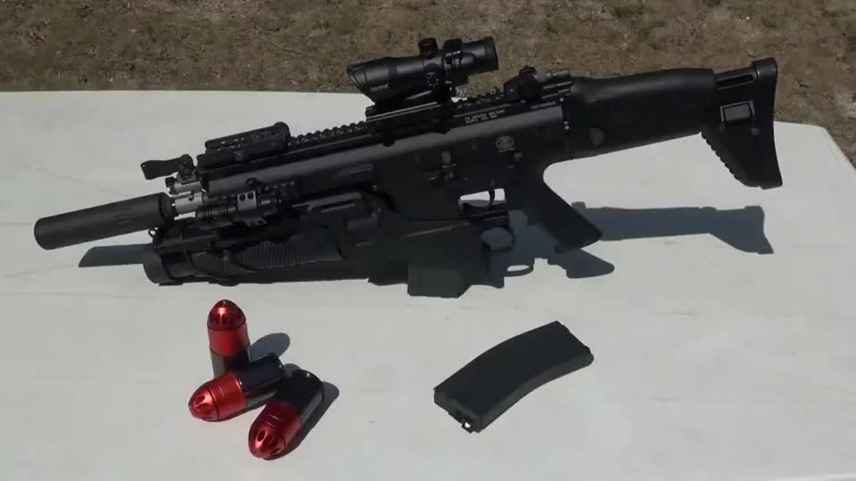 玩具版scar战斗突击步枪,造型很精致 它还配备了"榴弹"