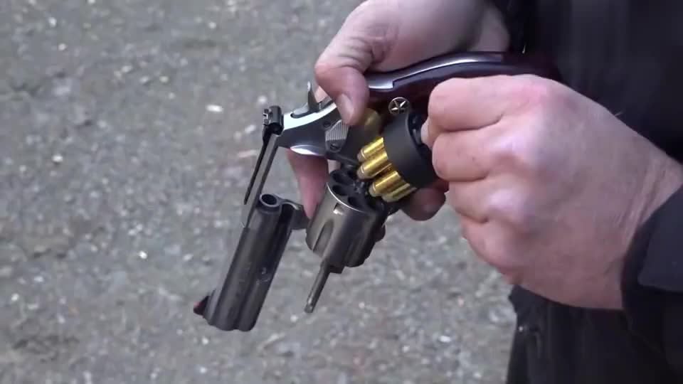 大威力左轮手枪快速装弹射击曾经加弹慢的缺陷已经不存在了