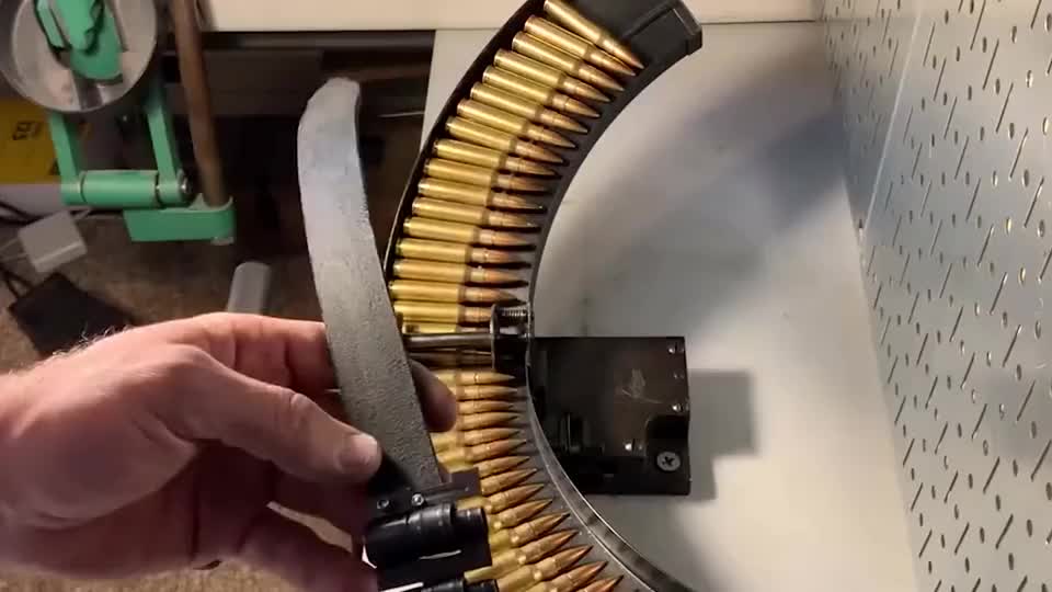 机枪弹链加弹演示,为了提高加弹效率,老外都用这个专用工具