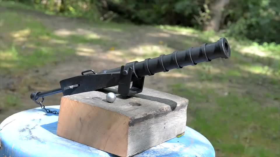 老外测试清朝手持火统威力,这清奇的点火方式,很具备仪式感