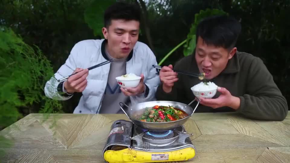 胖妹老公拿生蚝韭菜炖鸡腰,和二表哥吃着美滋滋太带劲了