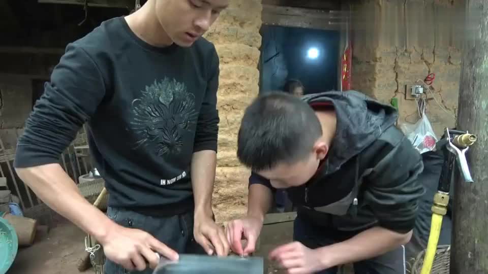 农村王四王四一大家子吃火锅满桌土货场面真是热闹