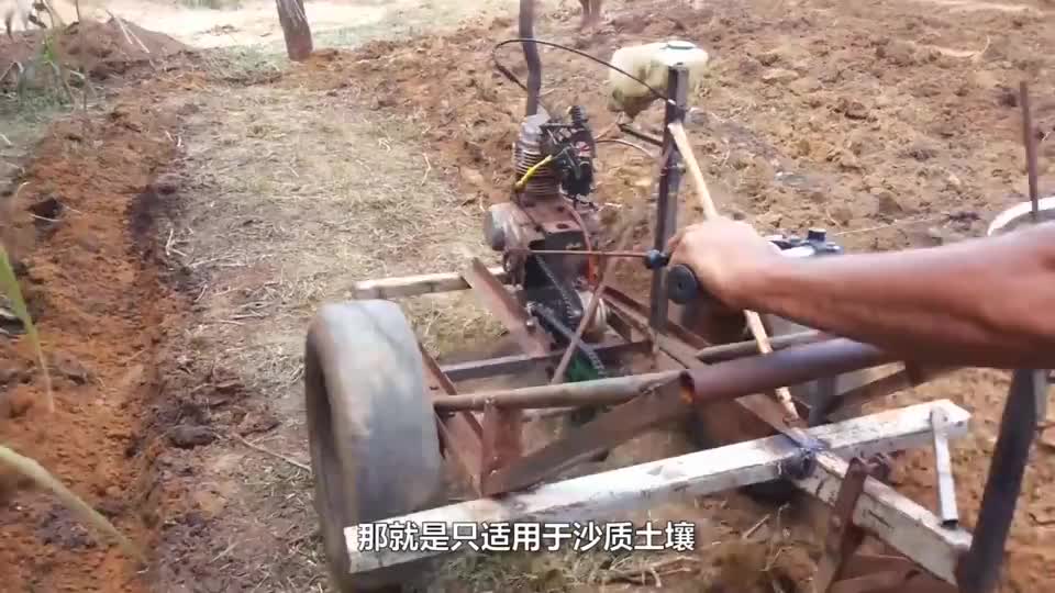 农村小哥自制"摩托车"犁地机,一天能犁6亩地,300元造一台