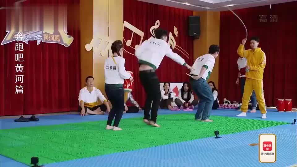 邓紫棋为完成任务不放弃,在指压板上跳绳敲鼓!