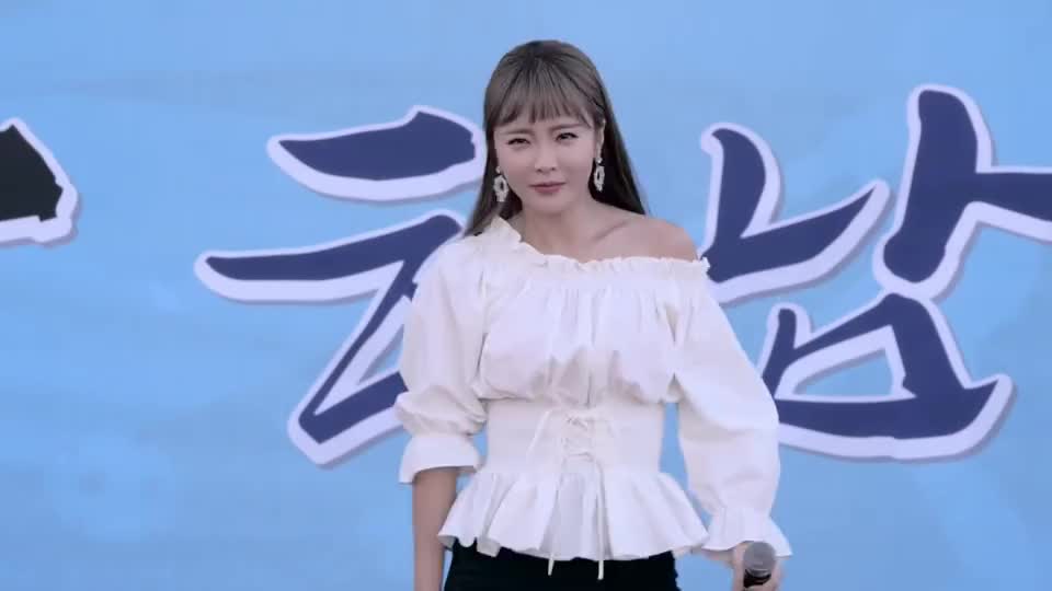 洪真英表演现场女神只要一跳起舞来就没伴舞什么事了