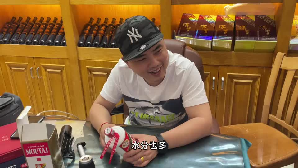 农村大叔捡破烂竟捡到好酒,卖完直呼我发财了!